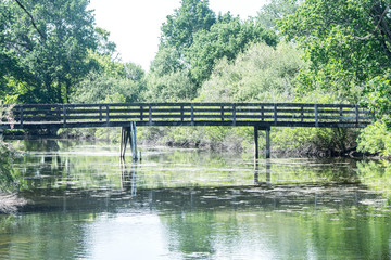 Un pont au-dessus de l'eau