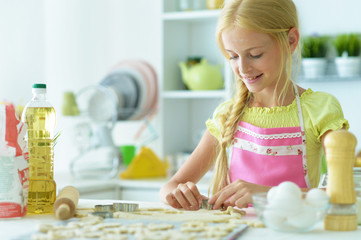 Obraz na płótnie Canvas Portrait of young girl in the kitchen