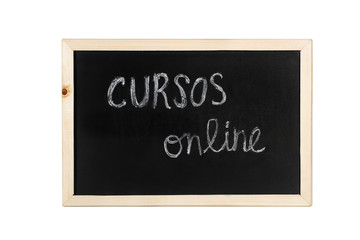 Obraz premium Pizarra con escritura cursos online sobre fondo blanco aislado