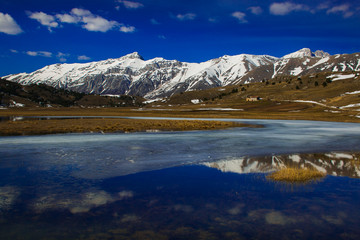 Riflessi delle montagne sul lago di Filetto in Abruzzo