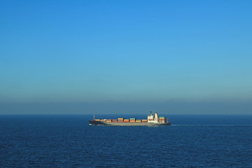 Containerschiff im Ozean