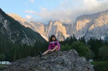 bambina in montagna