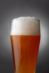 Weißbier auf Grau