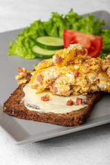 Rührei auf einem Roggenbrot