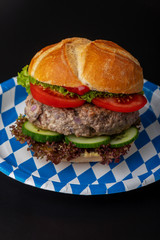 bayerischer Burger in einer Semmel