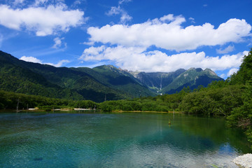 Fototapeta na wymiar 中部山岳国立公園。上高地の景勝地、大正池。松本　長野　日本。８月下旬。