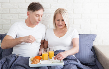 Obraz na płótnie Canvas Romantic happy couple having breakfast in bed