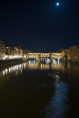 Obraz premium Romantic Night view over the Arno River in Florence with Ponte Vecchio