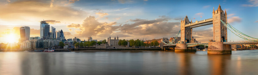 Die Skyline von London bei Sonnenuntergang: von der Tower Bridge bis zum Finanzbezirk City