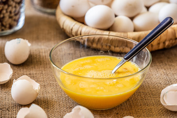 Stir a spoonful of raw eggs in a glass dish.