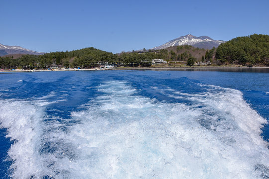 田沢湖と遊覧船