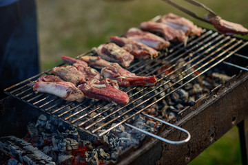 Баранина на гриле, солнечным летним вечером на природе, на фоне тлеющих углей Grilled lamb, on a sunny summer evening in nature, against the background of embers