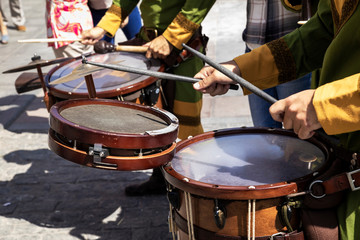 Obraz premium musicians playing through the streets of an old city