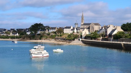 Île de Batz en Bretagne, panorama sur le bourg, l’église, la mer et des bateaux au mouillage...