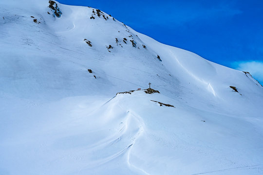 Kreuz in Winterlandschaft, Oberalp-Passh&ouml;he, Andermatt, Uri, Schweiz 
