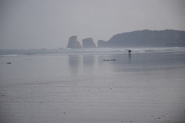Promeneur sous la pluie sur la plage d'Hendaye