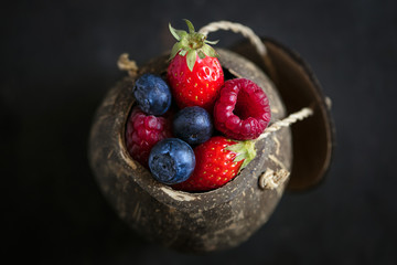 Fruits rouges dans bol coco