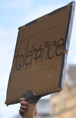 Pappschild auf einer Demo mit dem Slogan 