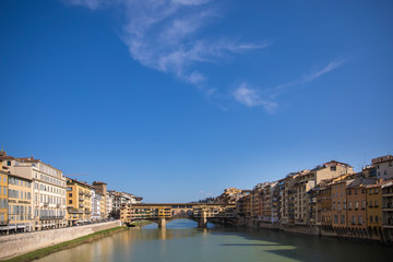 Obraz premium Sunny view on the Arno River and Ponte Vecchio in Florence, Italy