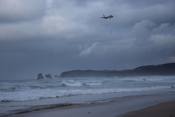 Avion dans un paysage de tempête sur l'océan