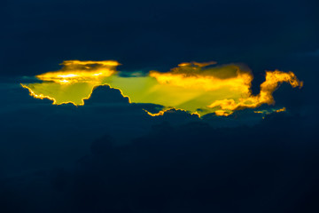 luz do sol rompendo a escurid&atilde;o