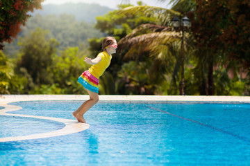 Naklejka premium Child in swimming pool. Summer vacation with kids.