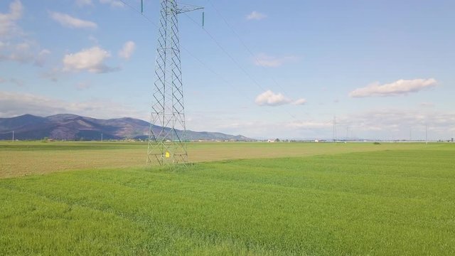 Traliccio per l'alta tensione con cavi in acciaio, in mezzo alla natura.