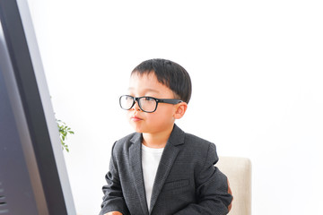 オフィスで働く子供ビジネスマン