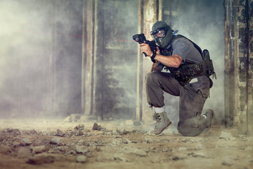 Fototapeta premium paintball player shooting