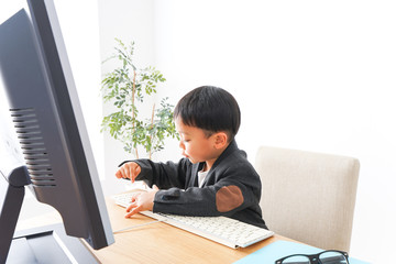 オフィスで働く子供ビジネスマン