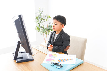 オフィスで働く子供ビジネスマン