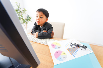 オフィスで働く子供ビジネスマン