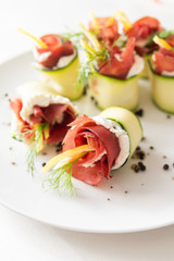 Involtini di zucchine ripieni con prosciutto e formaggio