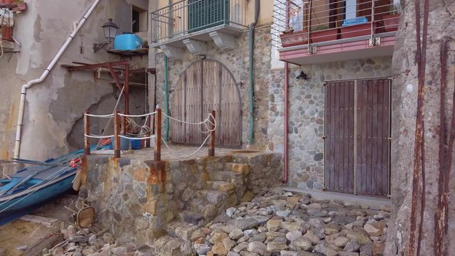 Antica banchina dei pescatori in una citt&agrave; sul mare.