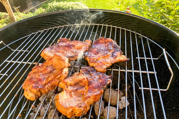 Grill mit Steaks 