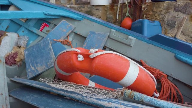 Barca di legno blu da pesca con salvagente a Scilla.