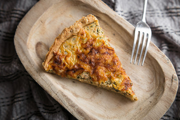 part de tarte quiche courgette avec fourchette