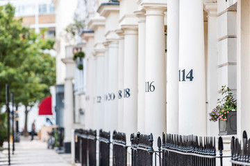 Londoner Stadtteil Pimlico mit terrassenförmig angelegten Balkongebäuden und Zahlen auf Säulen in alten Retro-Vintage-Wohnungen im traditionellen Stil © Kristina Blokhin