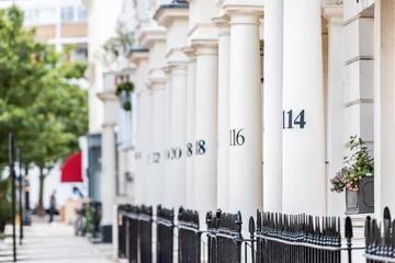 Londoner Stadtteil Pimlico mit terrassenförmig angelegten Balkongebäuden und Zahlen auf Säulen in alten Retro-Vintage-Wohnungen im traditionellen Stil © Kristina Blokhin