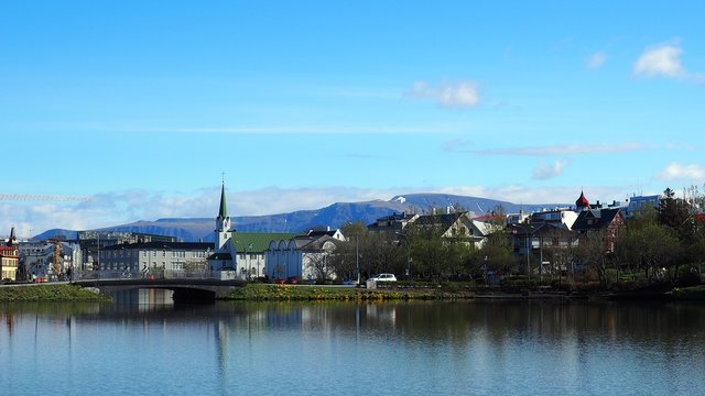 Reykjavik Islandia piękna pogoda słoneczne centrum miasta jezioro spokojne miejsce poczt&oacute;wka tapeta