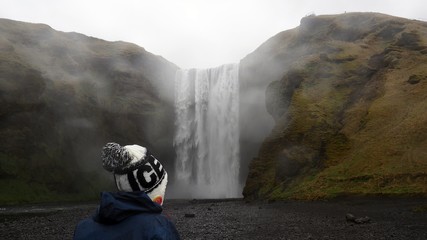 człowiek patrzy na wodospad czapka zimno islandia oprysk piksele rozmazane - obrazy, fototapety, plakaty