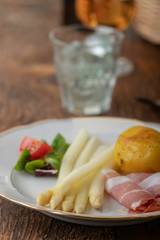 Weißer Spargel mit Schinken und Kartoffeln