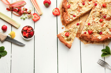 frischer Rhabarber Kuchen mit Erdbeeren und Johannisbeeren Rhabarberkuchen Stück Overhead Freiraum