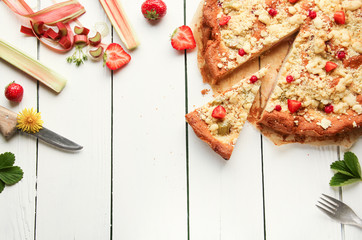 Stück frischer Rhabarber Kuchen Rhabarberkuchen