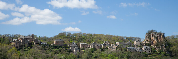 Fototapeta na wymiar Panorama du village perché de Rodelle dans l'Aveyron