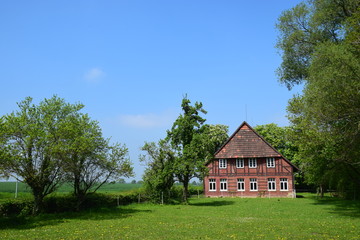 Fototapeta na wymiar Leerstehendes historisches Bauernhaus im Landkreis Schaumburg