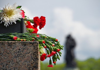 Blumen am Sowjetischen Ehrenmal in Berlin-Treptow