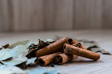 Bâtons de cannelle et épices 