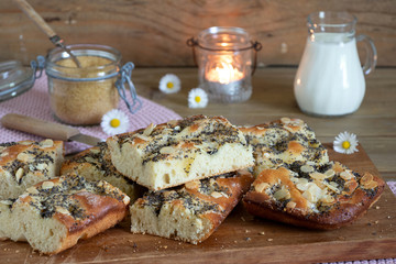Butterkuchen mit Mohn  auf Holzbrett