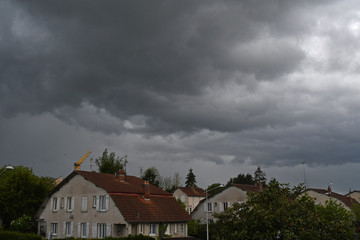 ciel menaçant sur la ville © compagnie-17